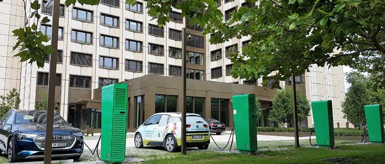 BayWa nimmt vier Hochleistungsladesäulen im Münchner Arabellapark in Betrieb